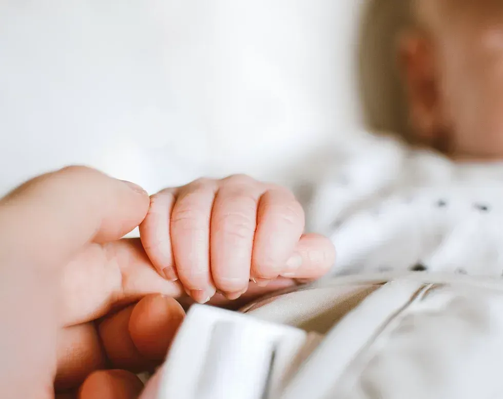 Babyhand hält den Finger eines Erwachsenen