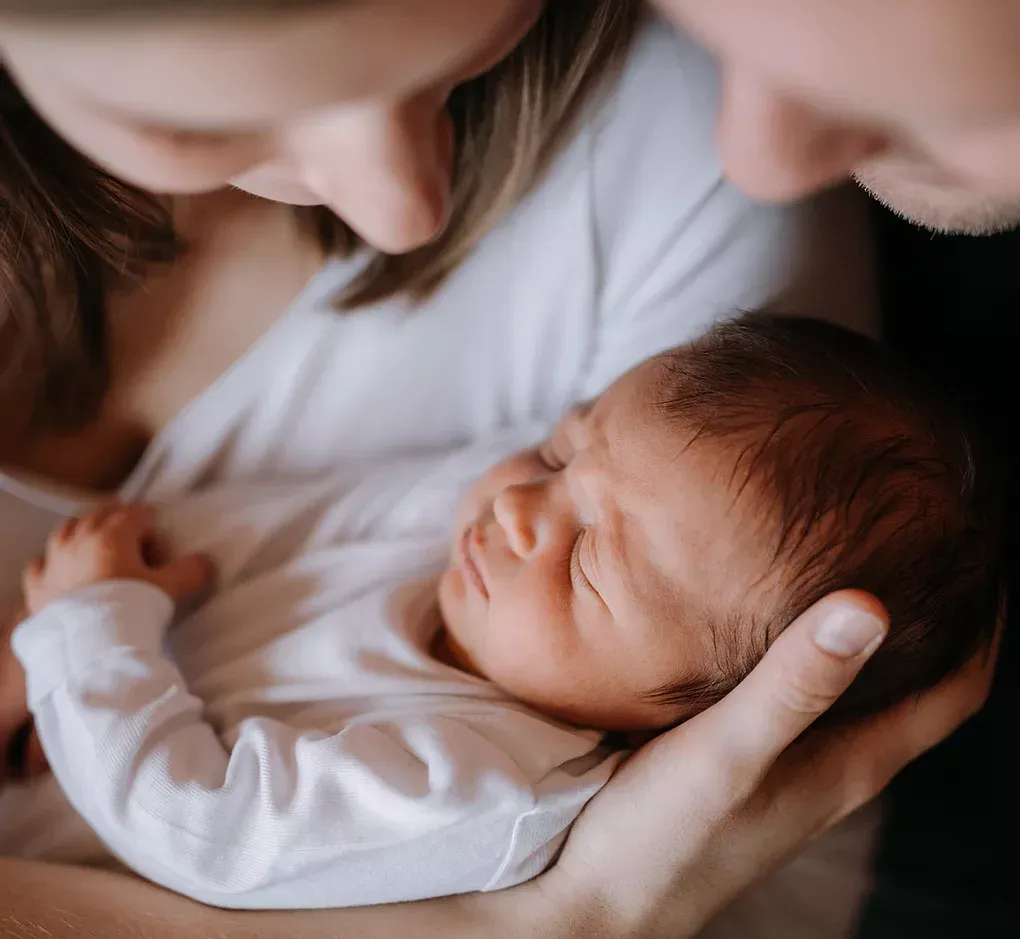 Eltern mit ihrem neugeborenen Baby